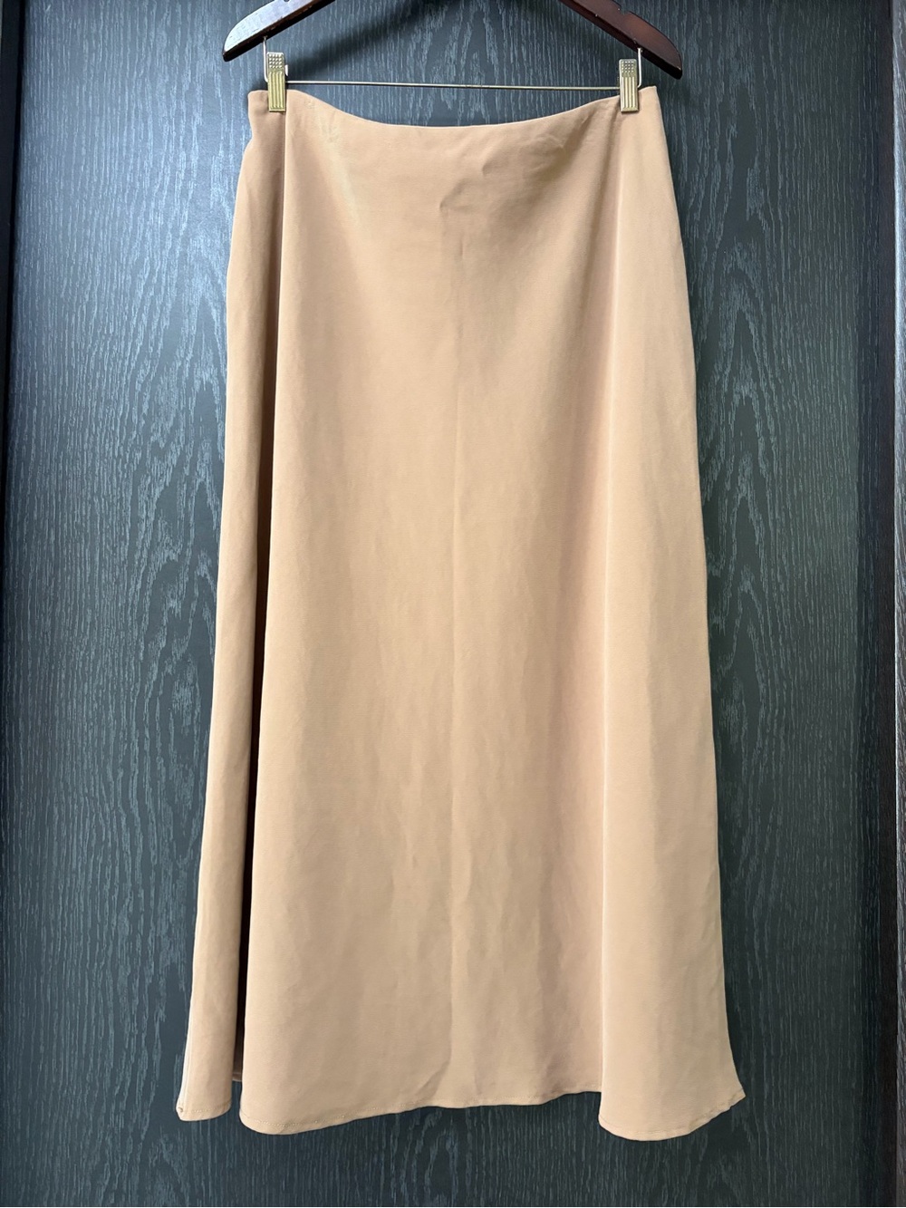 Elegant Cream Maxi Skirt with Fluid Silhouette - Picture 2 of 8